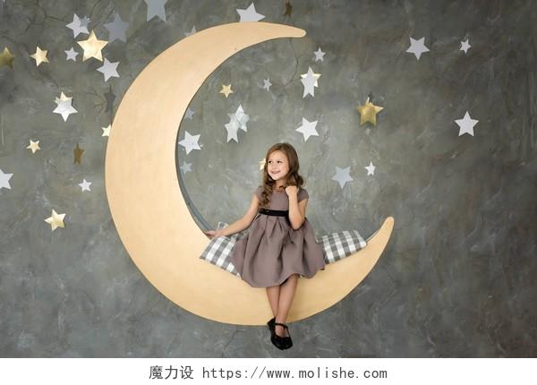 坐在大月亮上的小女孩六一儿童节61儿童节